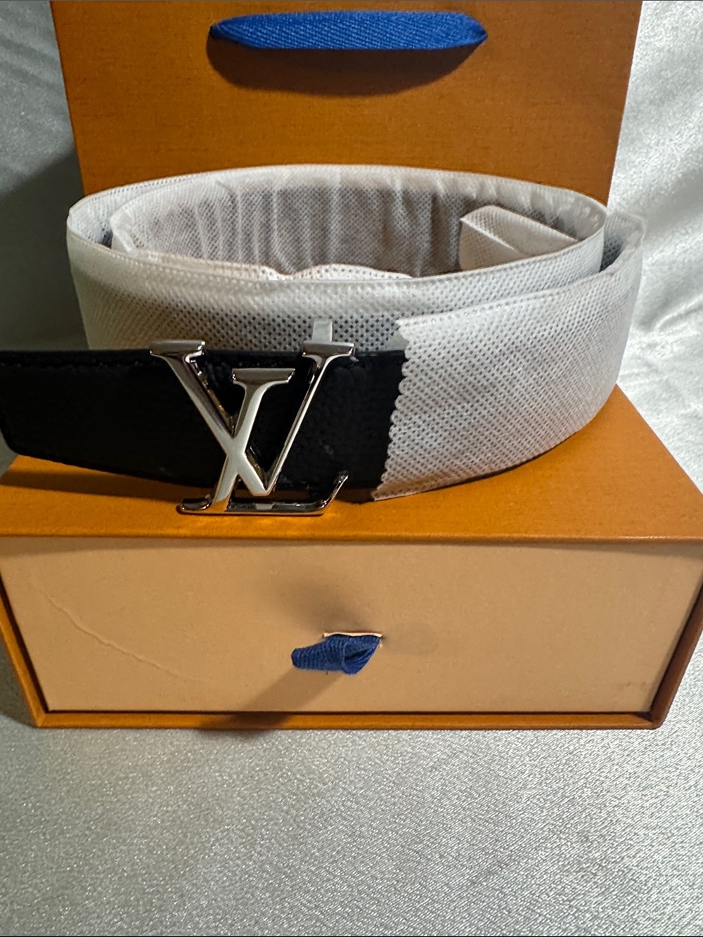 Louis Vuitton belt featuring a polished silver-toned LV initials buckle🔥New! - Picture 6 of 11